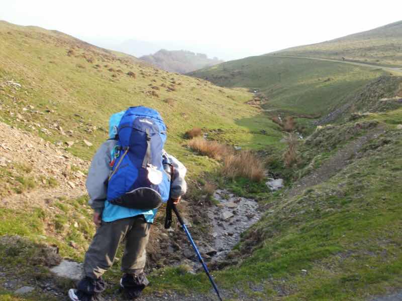 ピレネー弟谷歩く