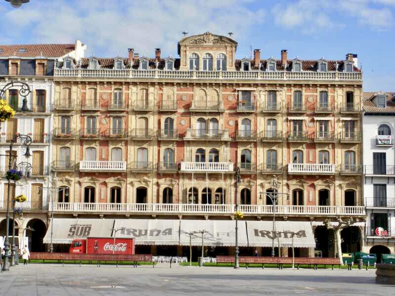 パンプローナ古いビル800
