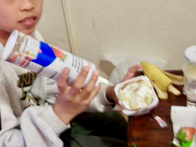 スプレー生クリーム弟バナナかけ