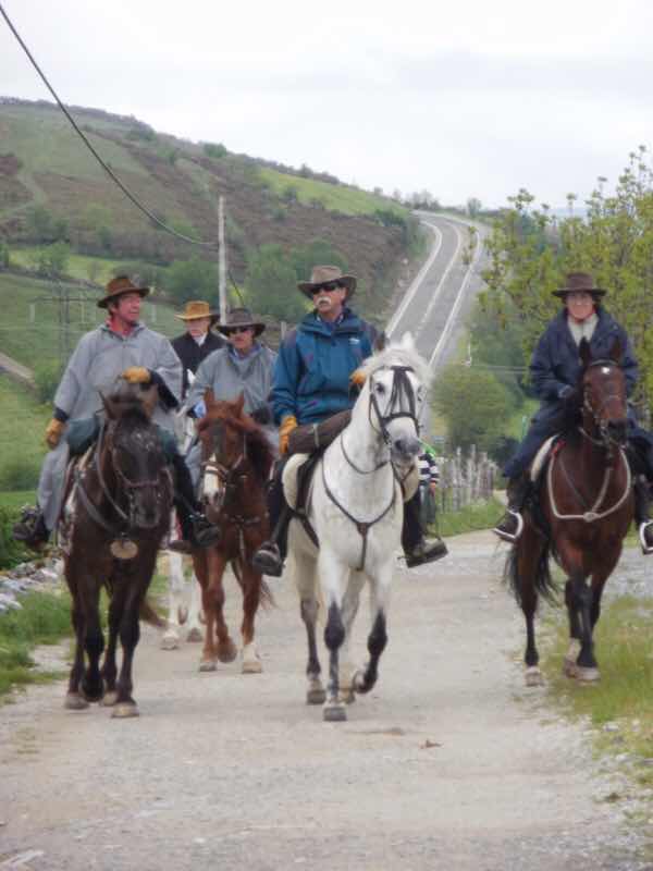 馬で巡礼する人