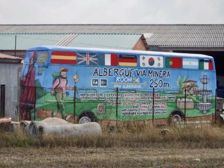 アルベルゲ看板バス