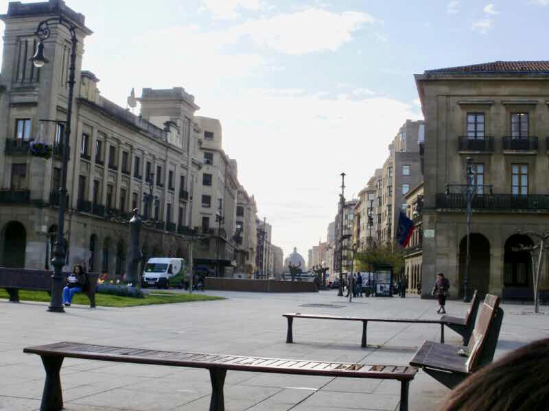 パンプローナ街並みとベンチ