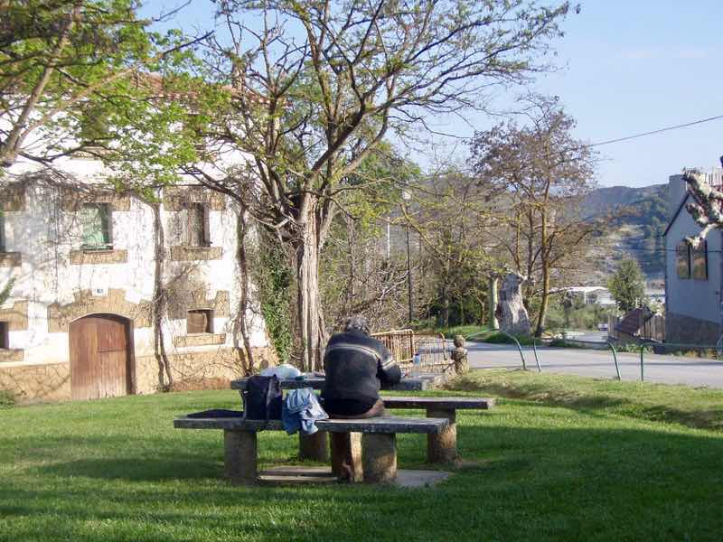 425公園ベンチおじさん