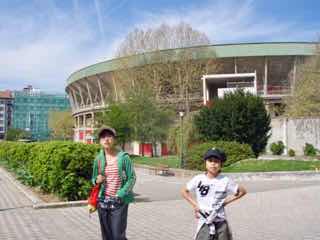 まるい闘牛場前