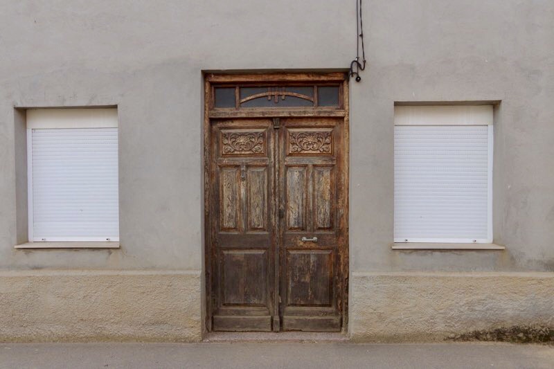 スエ縦長の木のどあ