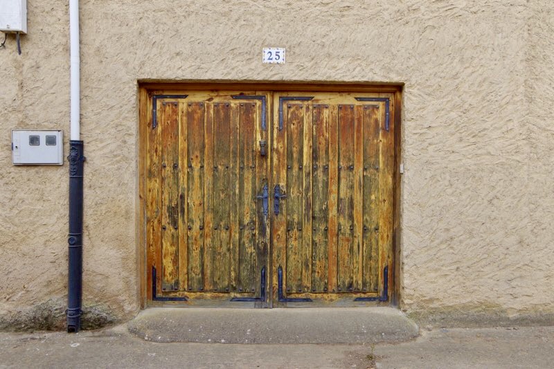 スエ黄色木の開きドア