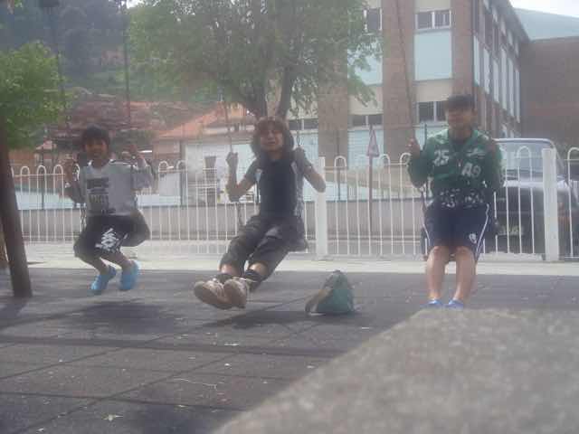 430ブランコ三人