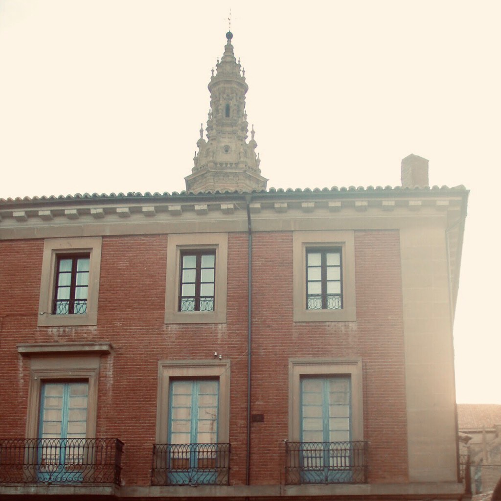 501建物上とんがり