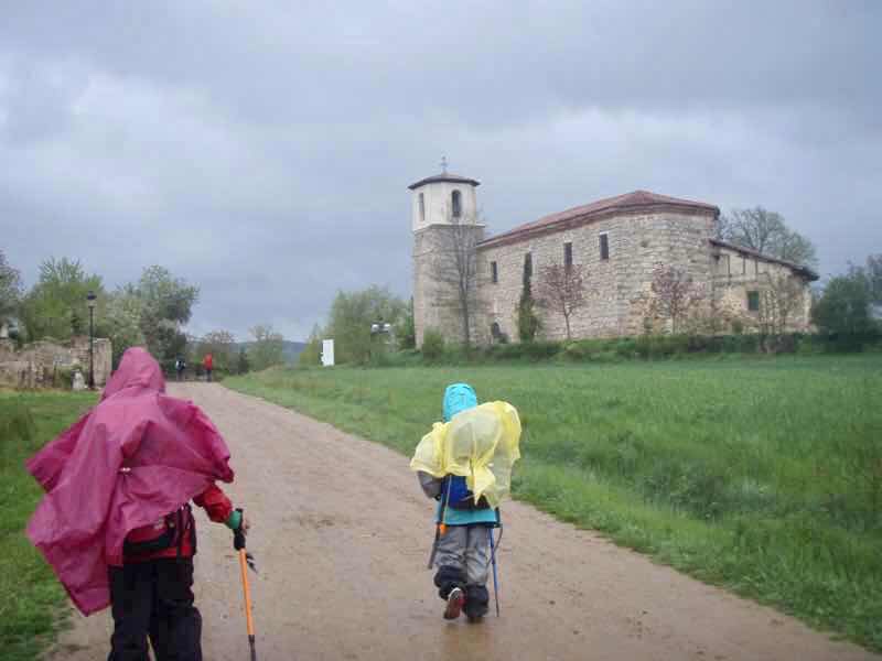 504伝茶歩き出し右建物