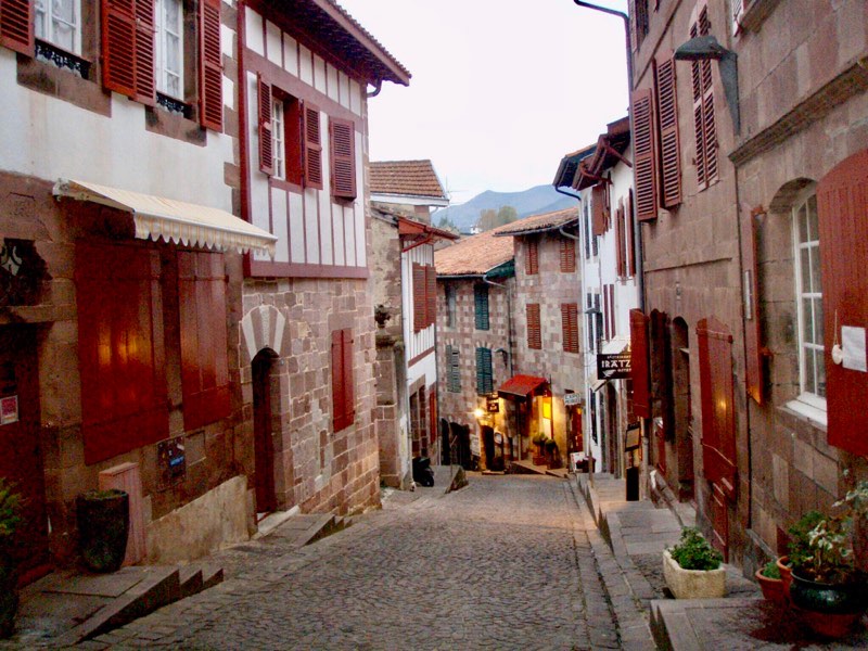 415サンジャンピエドポー、夜の街、サンティアゴ巡礼