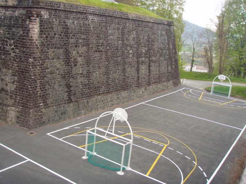 415サンジャンピエドポー、バスケットコート、サンティアゴ巡礼