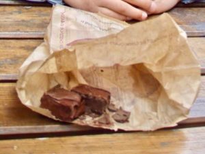 415サンジャンピエドポー、ちょこ2切れ