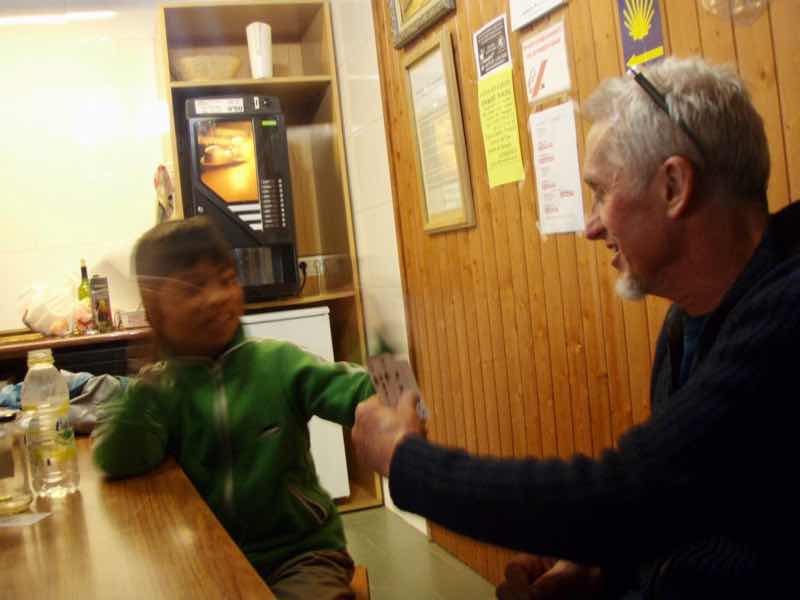 507オルニージョス、アルベルゲ、ババ抜き