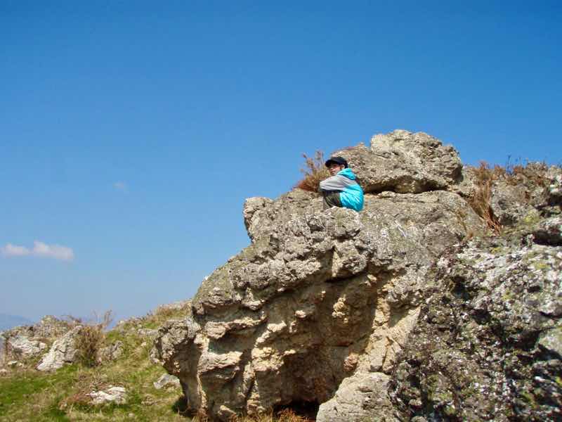 416カミーノ、サンティアゴ巡礼ピレネー、オリソン、岩山2座る