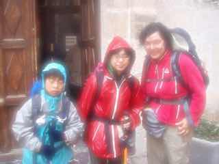 507ブルゴス小さなアルベルゲ前巡礼仲間と