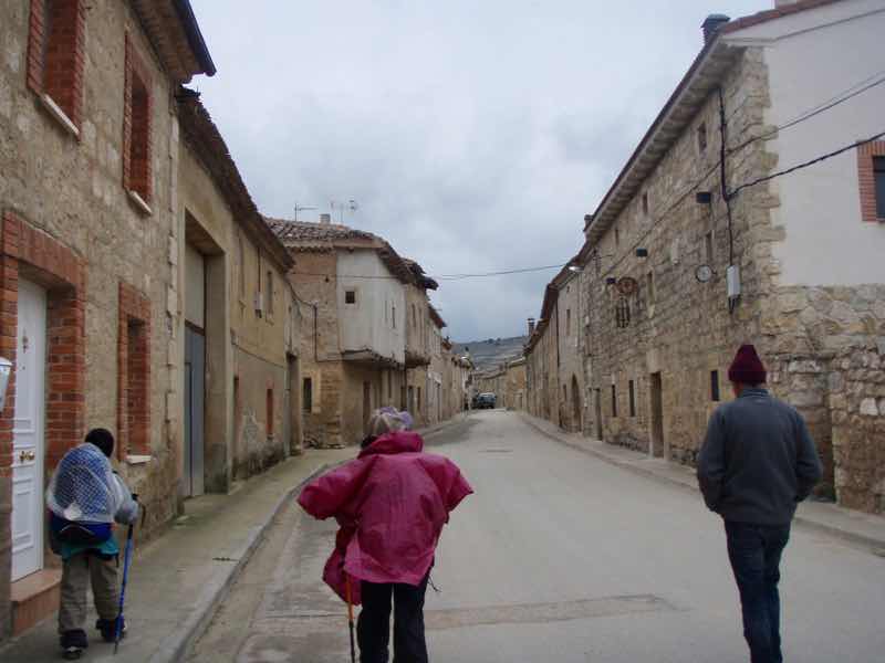 507オルニージョス町入り口　巡礼仲間