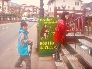 415サンジャンピエドポー、杖を買う、サンティアゴ巡礼