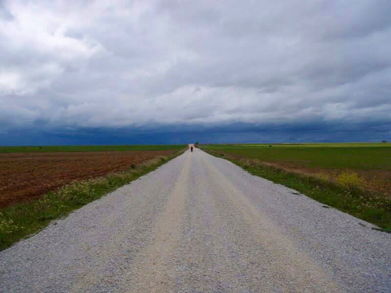 512 カルサディージャ・デ・ラ・クエッサ カミーノ　17km一本道　遠くまで続く