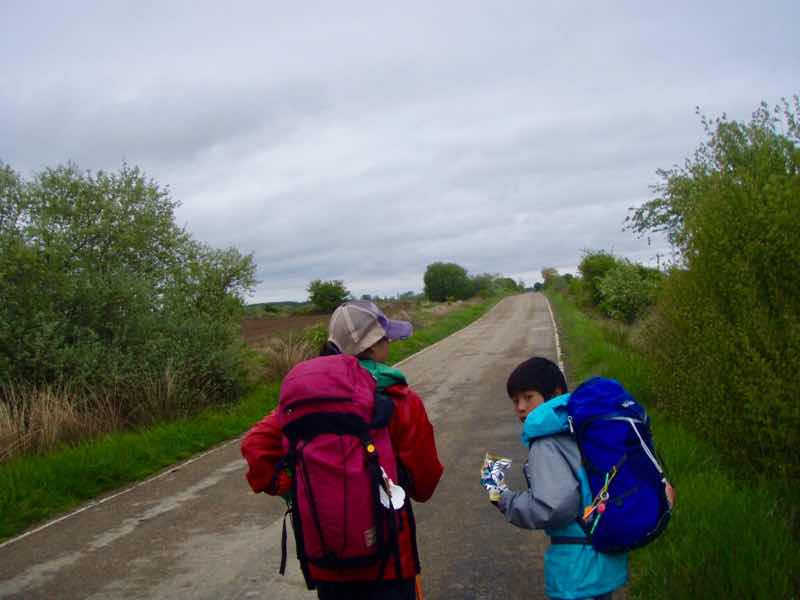 512 カルサディージャ・デ・ラ・クエッサ カミーノ　17km一本道　歩き始め