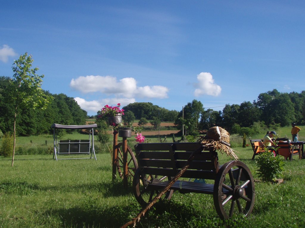 カミーノ アルベルゲ 庭、ベンチ