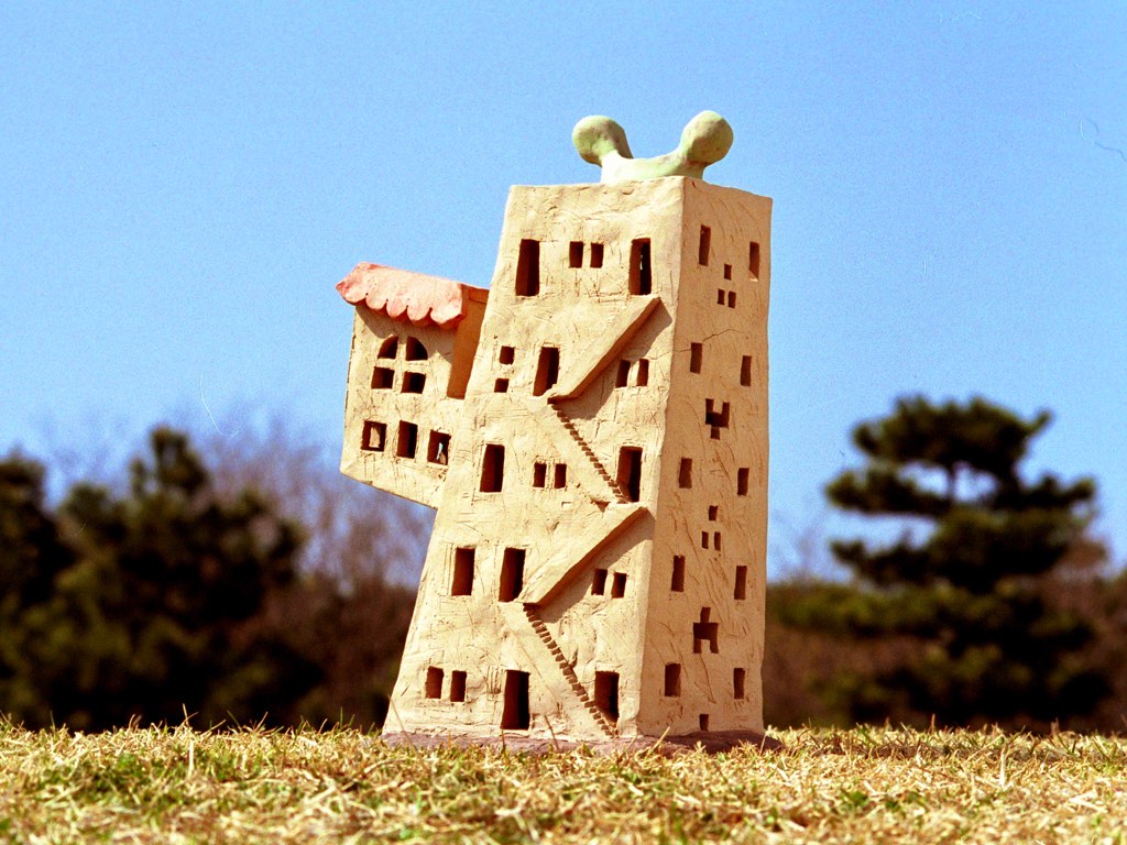 ちょんまげハウス 前　clay house chonmage カミーノ工房