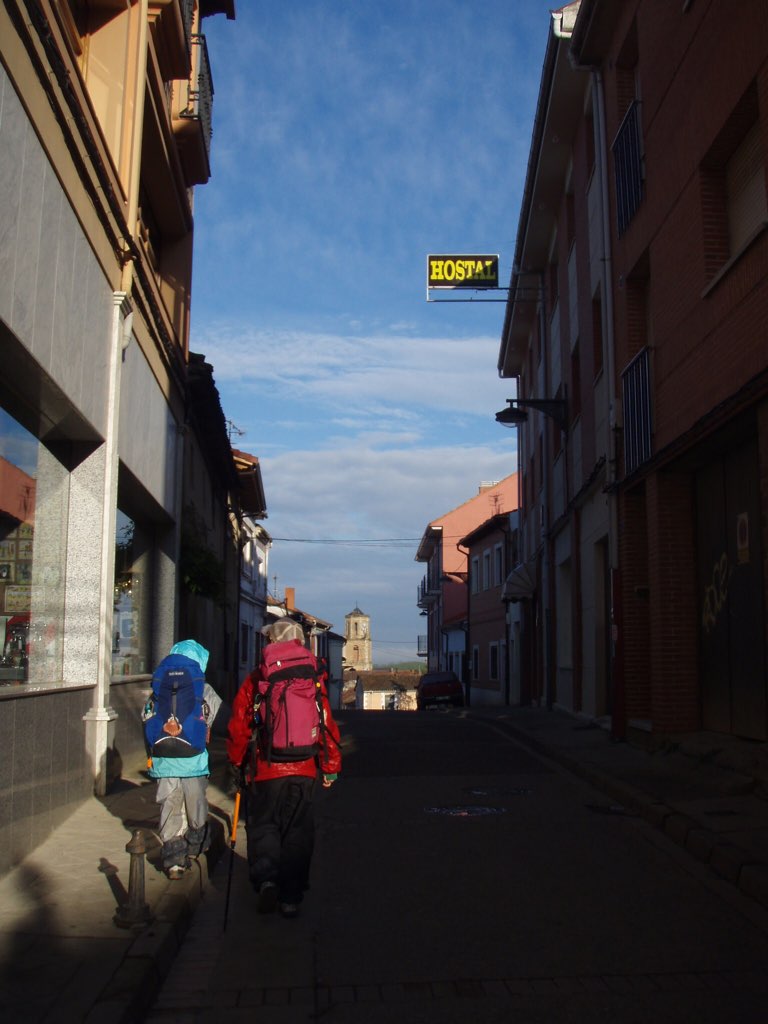 カミーノ　ホステル看板　町と青空