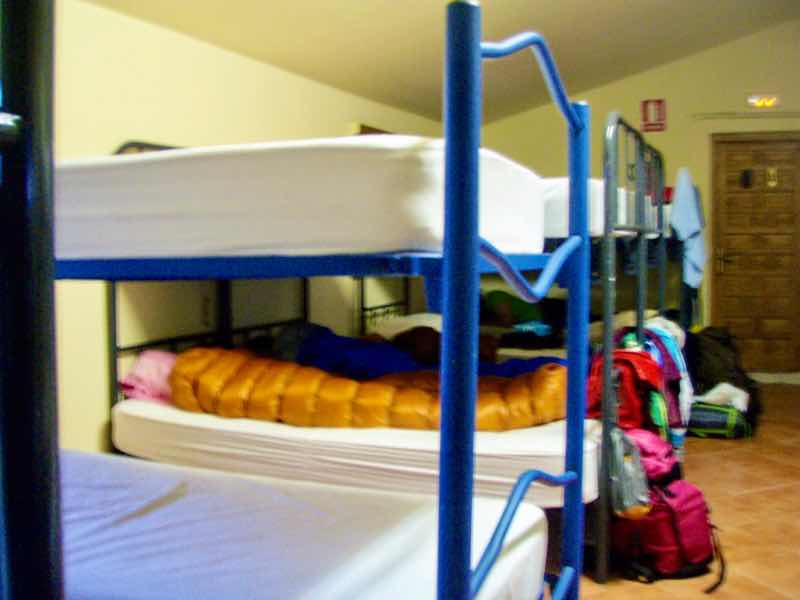 512 カルサディージャ・デ・ラ・クエッサ カミーノ　17km一本道　アルベルゲ　２段ベッド