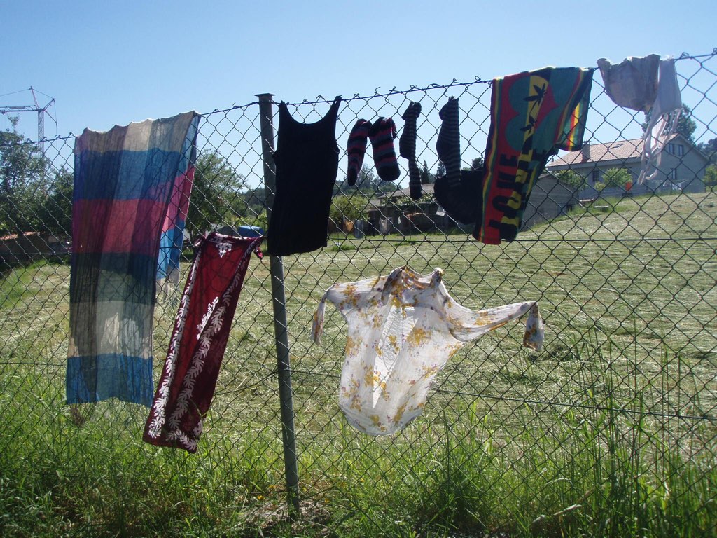 カミーノ 洗濯物 野原