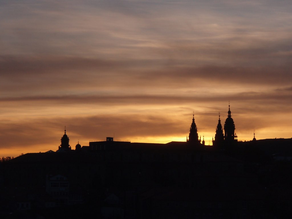 カミーノサンティアゴ大聖堂 夕焼け オレンジ影