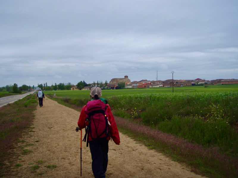 512 カルサディージャ・デ・ラ・クエッサ カミーノ　歩き出し1後ろ姿