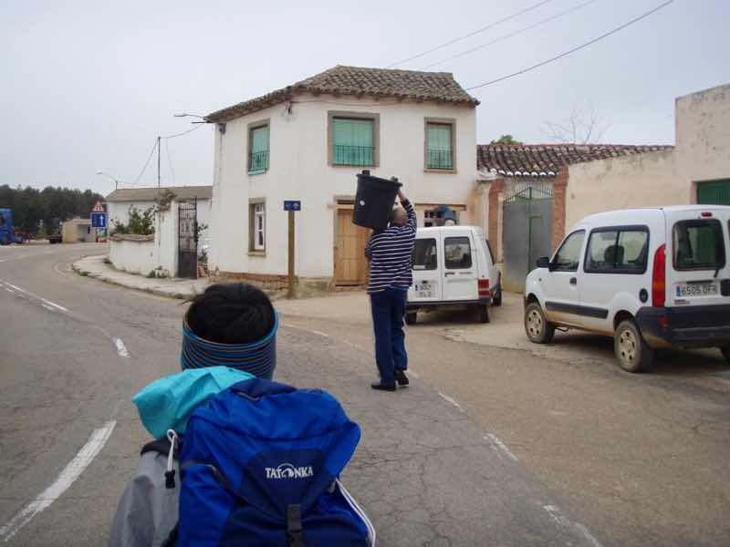 511ビラメンテロ・デ・カンポス ゴミ捨てする人.2