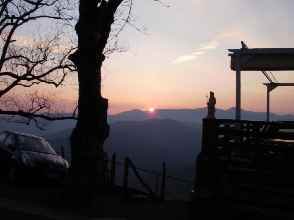 カミーノ　オリソン朝焼け　ヤコブ像