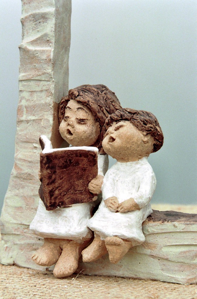 陶人形　姉妹、本、読み聞かせ　カミーノ