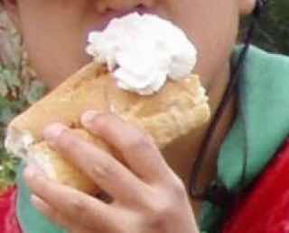 512 カルサディージャ・デ・ラ・クエッサ カミーノ　17km1本道　生クリームとパン　休憩