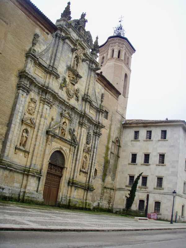 512 カルサディージャ・デ・ラ・クエッサ カミーノ　17km一本道　行く前の教会