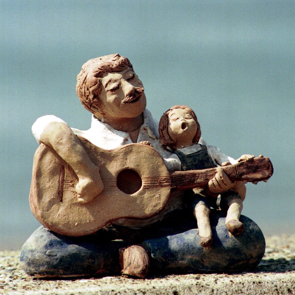 陶人形、女の子　父さんと歌うラララ！