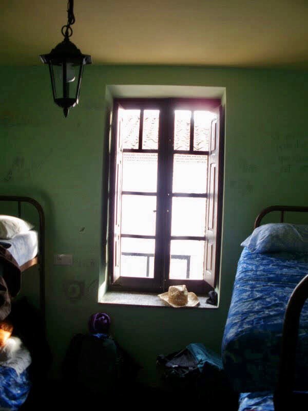 518カミーノ　マザリフェ　アルベルゲ窓