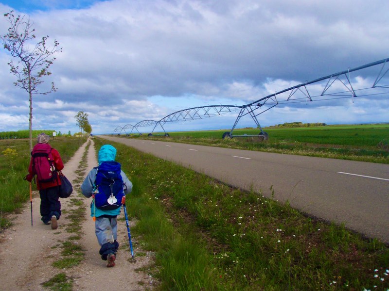 515カミーノ　マンリー　出発1 2 リュック　青空　スプリンクラー　サンティアゴ巡礼　