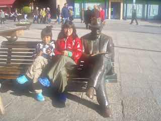 516 カミーノ サンティアゴ巡礼 レオン街 足組みベンチ 12