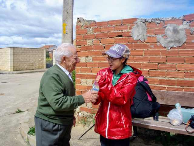 515カミーノ　マンリー　おじいちゃん来る　ベンチらんち　サンティアゴ巡礼　
