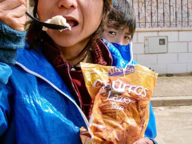 515カミーノ　マンリー　チュロス食べる　ベンチらんち　サンティアゴ巡礼　