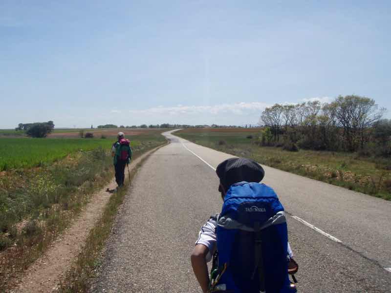 518カミーノ　マザリフェ　舗装路1、2後ろ姿　遠い