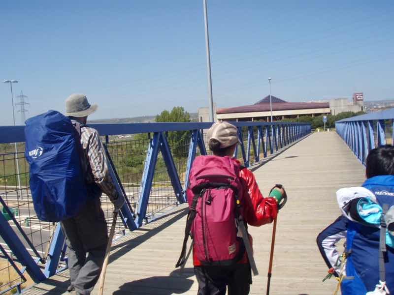 516 カミーノ サンティアゴ巡礼 レオン 歩道橋 後ろ姿 べいさん12