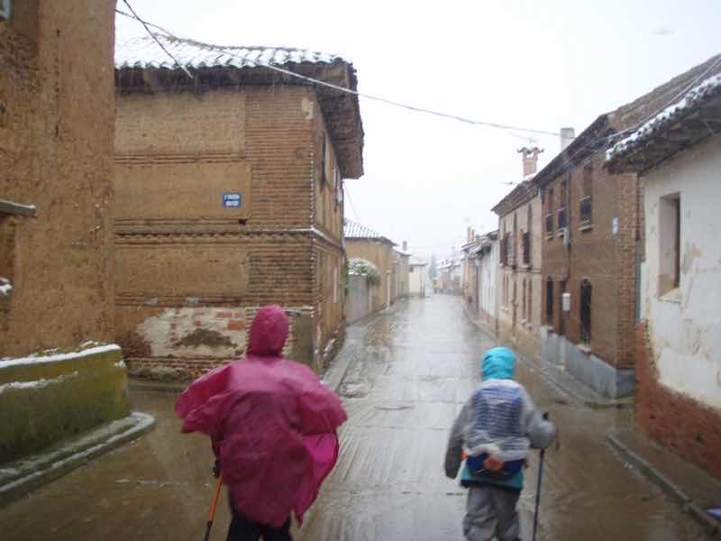 513 サアグーン 雨の中、1.2 町　後ろ　サンティアゴ巡礼　