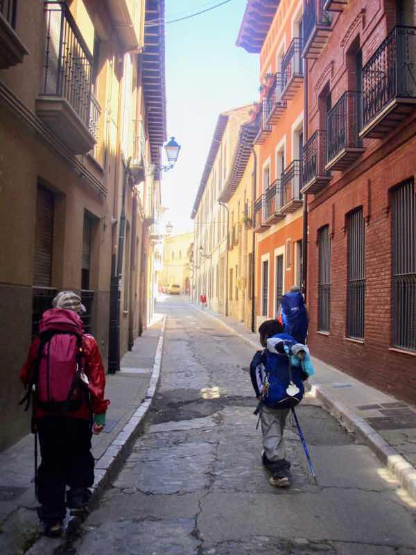 516 カミーノ サンティアゴ巡礼 レオン 明るい街 べいさん12後ろ姿