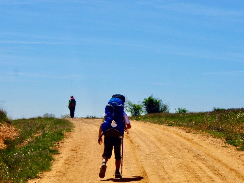 518カミーノ　マザリフェ　田舎道　ダート　12後ろ姿
