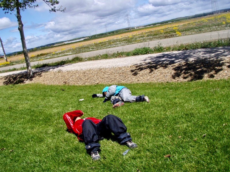 515カミーノ　マンリー　青空12 芝生　寝る　サンティアゴ巡礼　