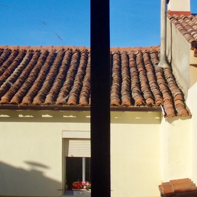 515カミーノ　マンリー　アルベルゲ中庭　サンティアゴ巡礼　