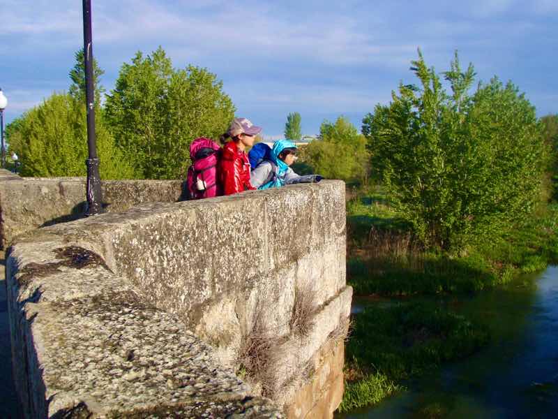 514エル・ブルゴ・ラネル カミーノ　田舎道　橋の上　1.2