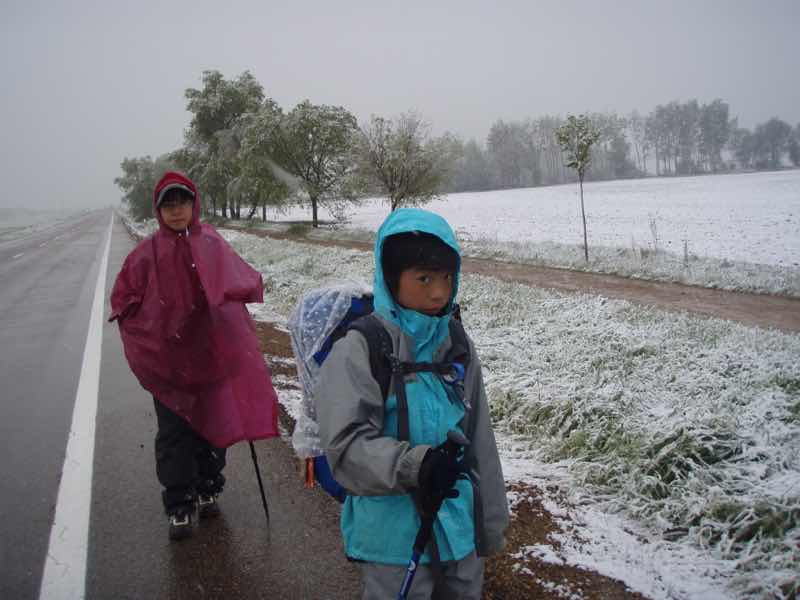 513 サアグーン 雪の中、1.2 町　前　サンティアゴ巡礼　